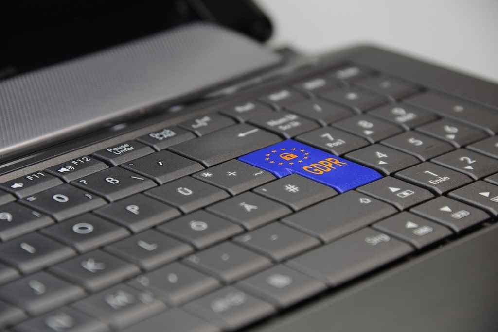 keyboard with gdpr and european flag return button